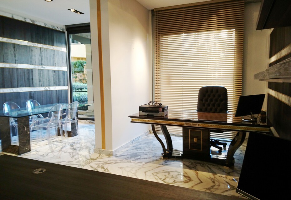 Administrative office with large display window - Le Cimabue Fontvieille