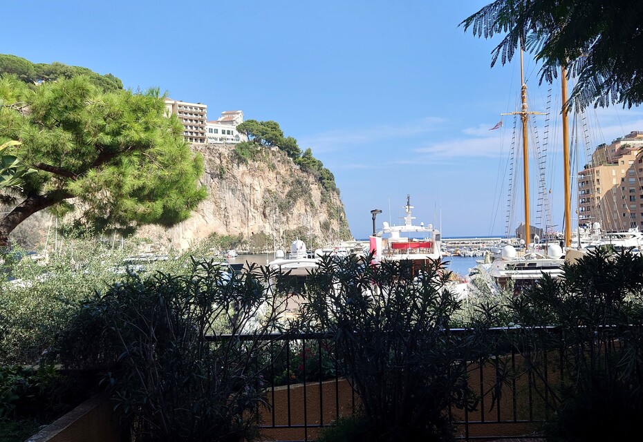 LARGE OFFICE WITH LARGE WINDOW - FONTVIEILLE