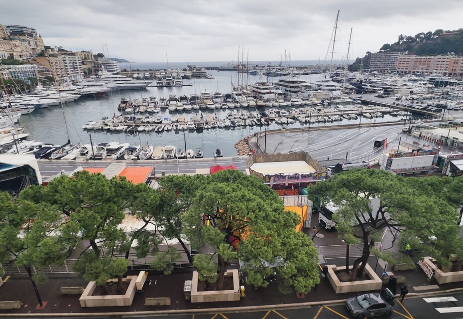 Appartement exclusif au dernier étage avec vue sur le Grand Prix et le port